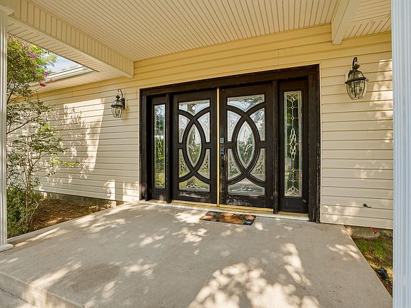 2nd image of 32 Jamestown Cir
