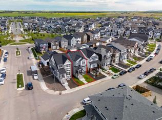 31 NW Magnolia Grv SE, Calgary, AB T3M 3T2