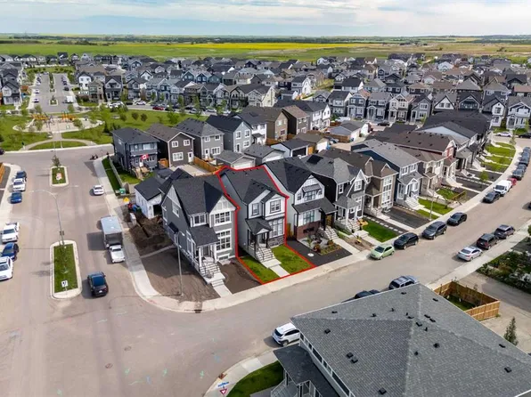 31 NW Magnolia Grv SE, Calgary, AB T3M 3T2