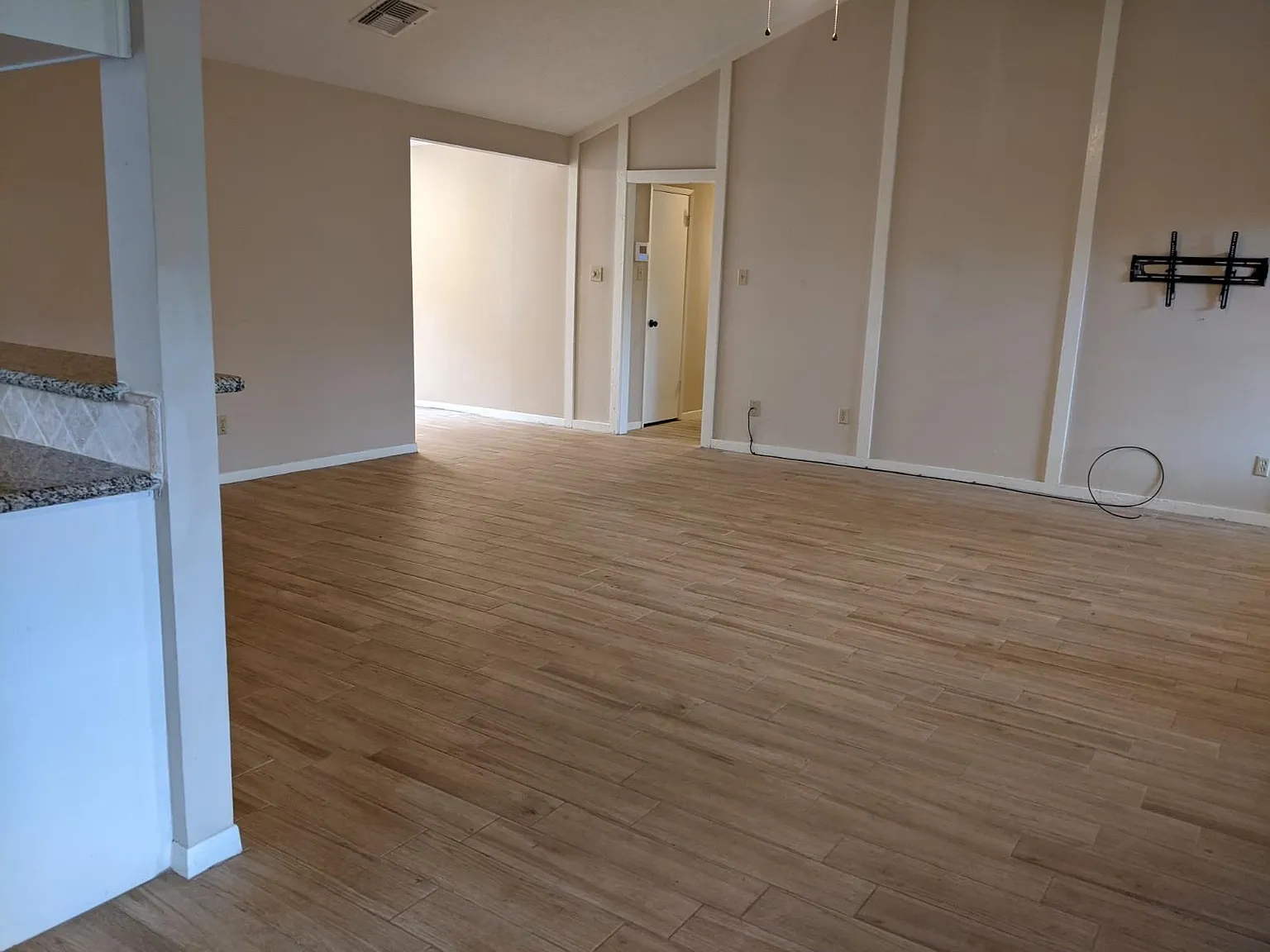 3 bed, 2.0 bath, 1710 sqft, $2,050 — Photo 4