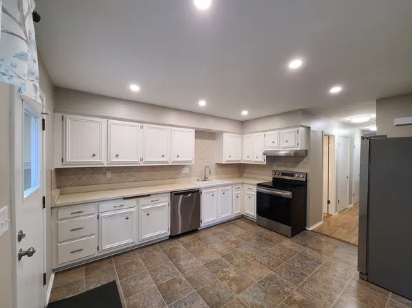 11723 W Diane Dr, Wauwatosa, WI 53226