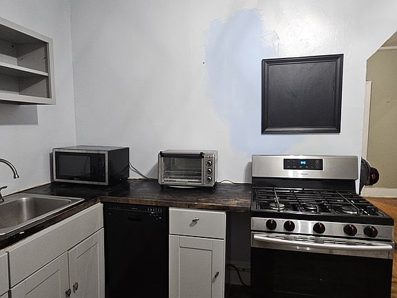 4th image of 77 Calyer St APT 3