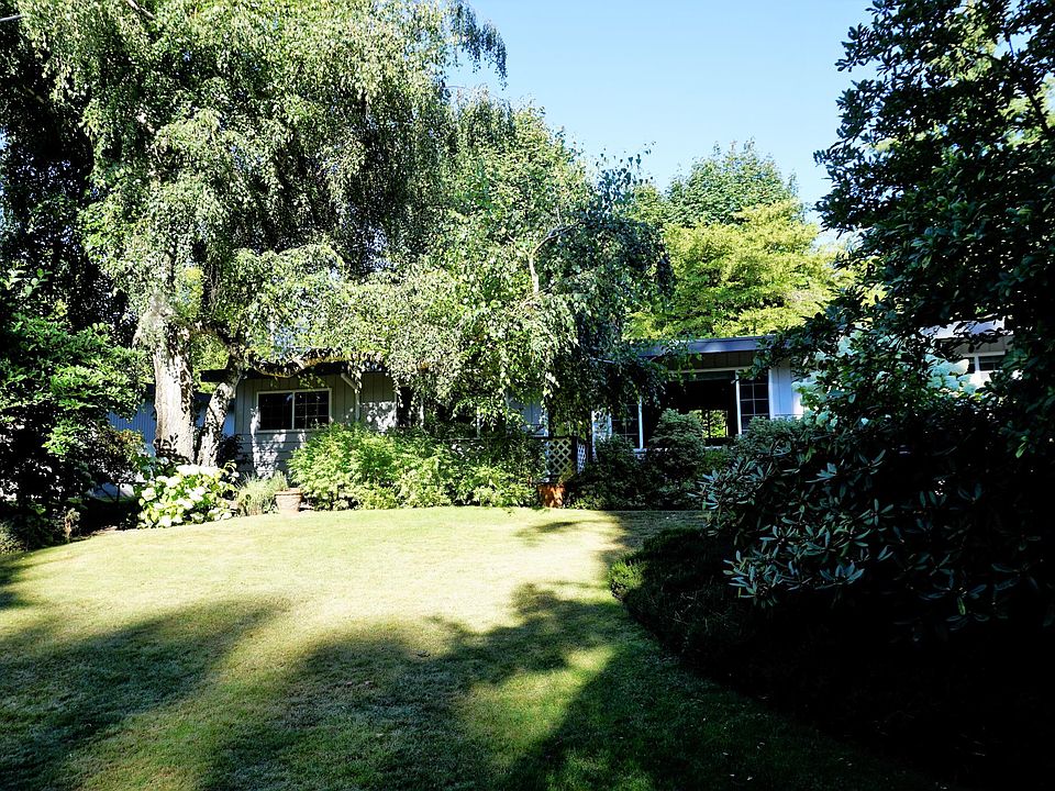 Beautiful garden in front and back with plenty of shade and privacy