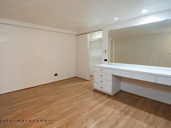 5th image of 1424 Ward Ave #104
