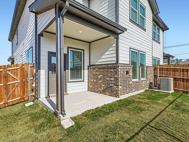 8119 Sawyer Dr — Photo 3