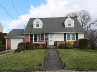140 White Rd, Mineola, NY 11501