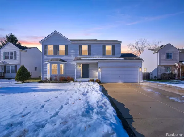 2746 Riverside Dr, Waterford, MI 48329