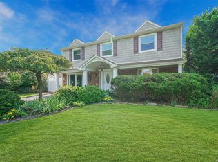 20 Hilltop Dr, Mount Sinai, NY 11766