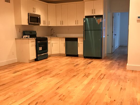 3rd image of 589A Logan St