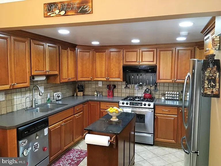 1127 Thackary Ct — Photo 4