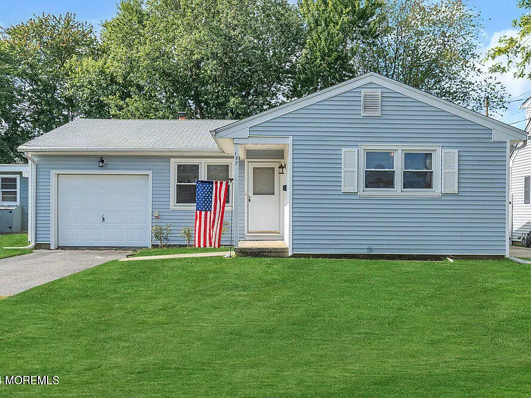 137 Marcellus Ave — Photo 1