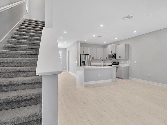 5th image of 304 W Curtis St