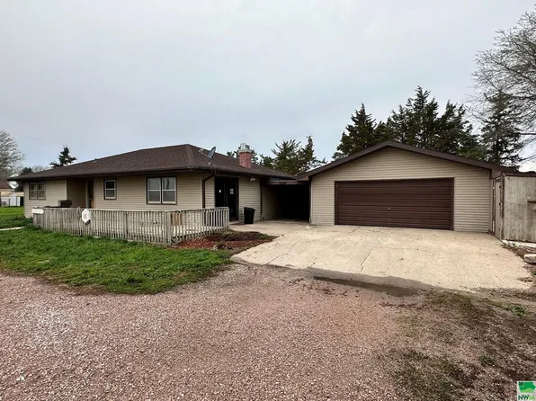 851 162nd St, Dakota City, NE 68731