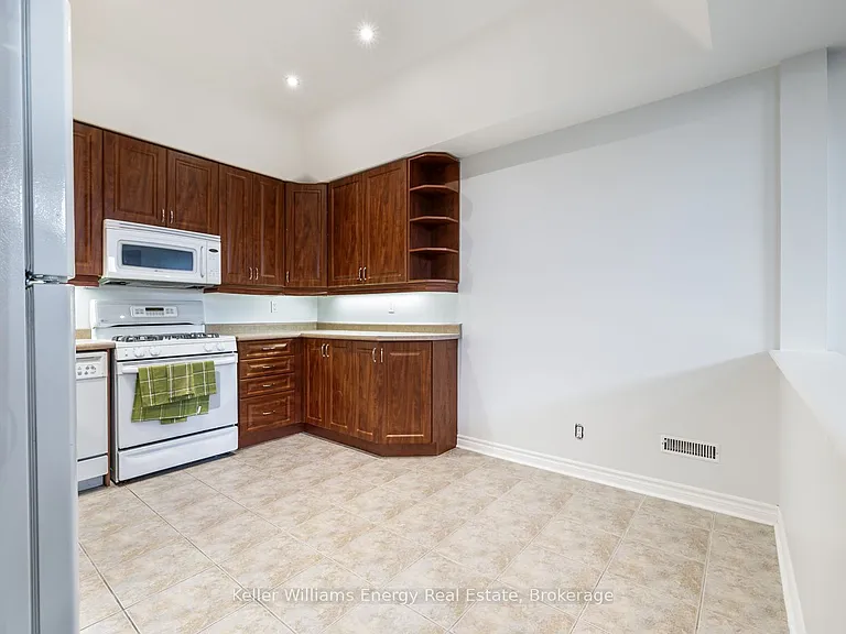 566 Dean Ave #LOWER — Photo 9