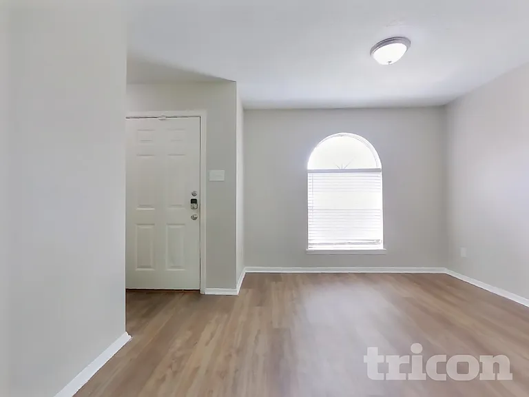 2706 King James Ct — Photo 4