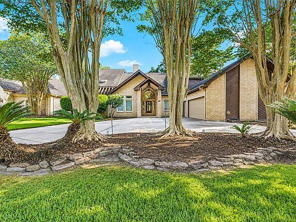 3rd image of 8015 Rebawood Dr