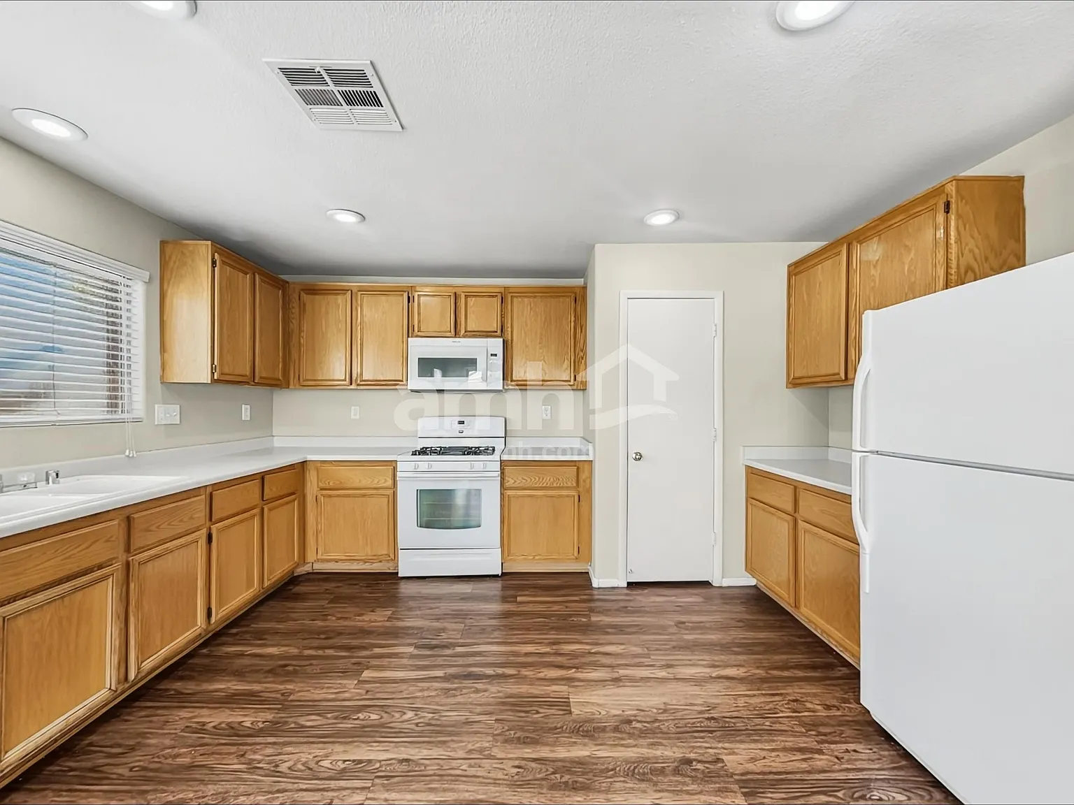 3 bed, 2.5 bath, 1480 sqft, $2,040 — Photo 3