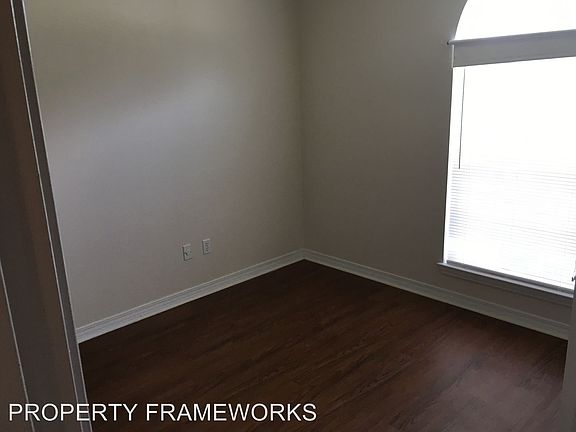 3rd image of 439 Oak Leaf Ct