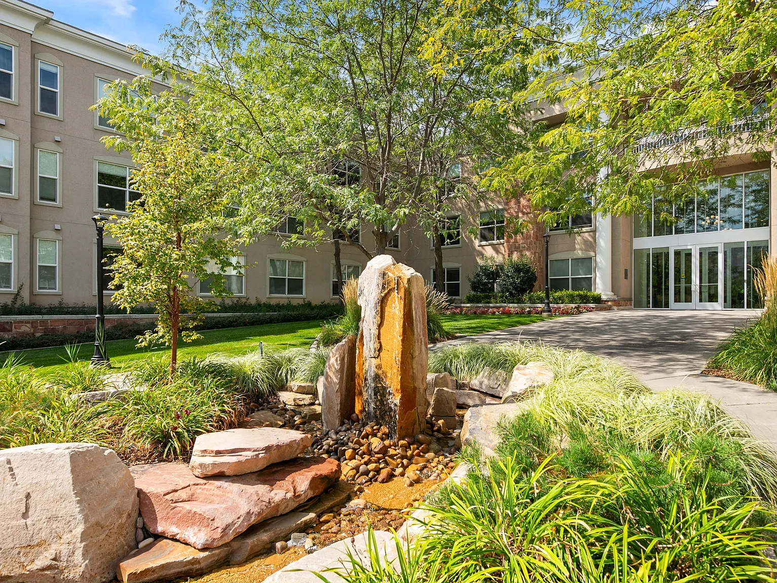 Colonial Court Apartments — Photo 1