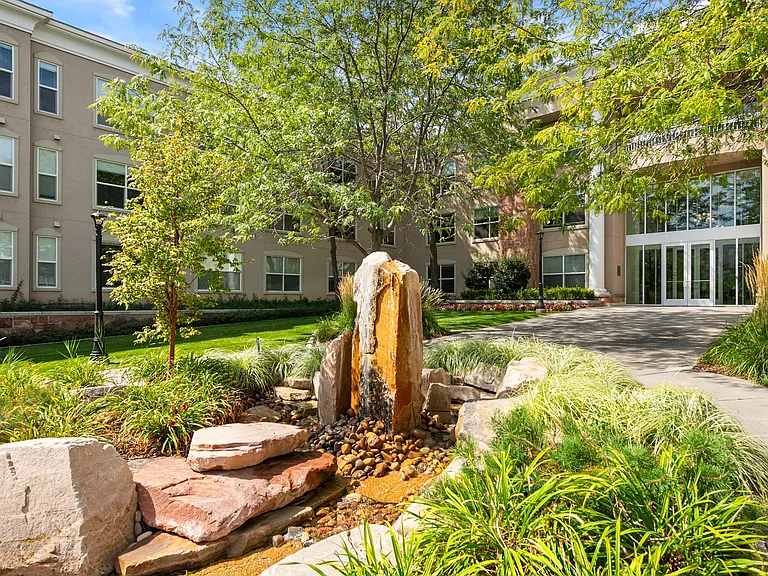 Colonial Court Apartments — Photo 1