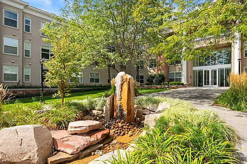 Colonial Court Apartments Photo 1