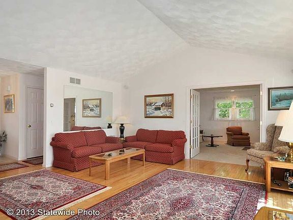 3rd image of 11 Evergreen Ct
