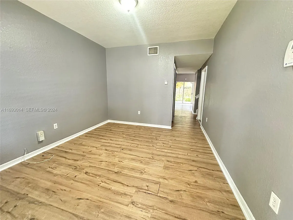 Building Photo - 687 SW 10th St #1
