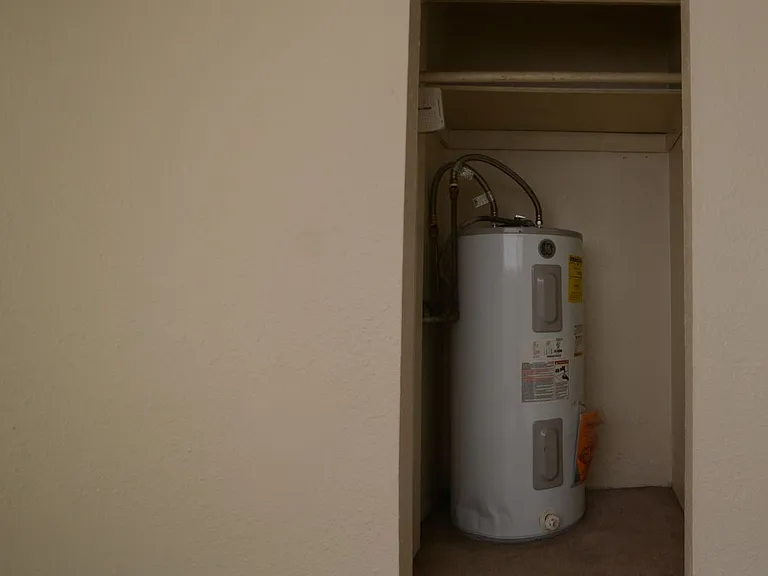 Melrose Court Apartments — Photo 14