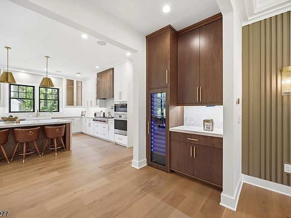 4th image of 12 Locust Pl