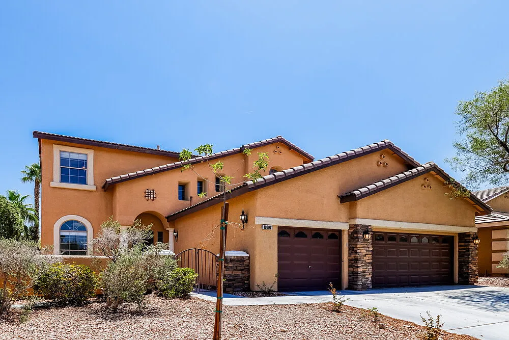 4 bed, 3.0 bath, 2724 sqft, $2,715 — Photo 4