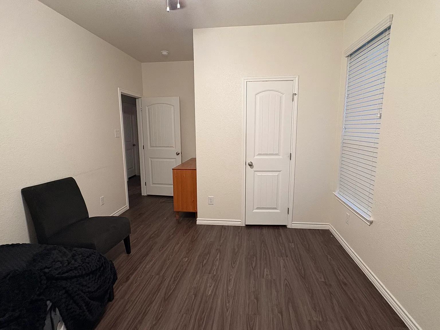 1 bed, 1279 sqft, $799 — Photo 2