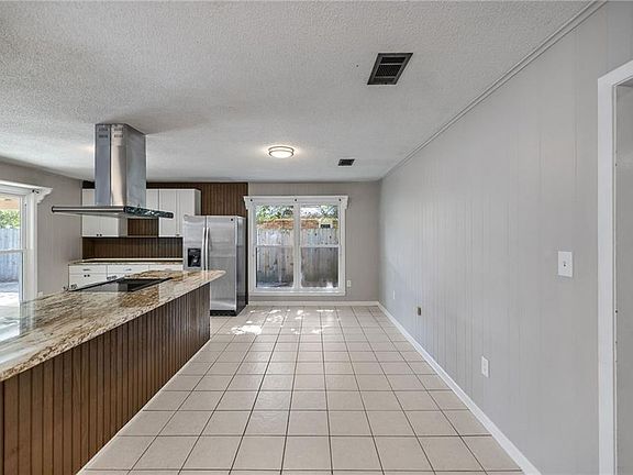 5th image of 523 Joe Farris Dr