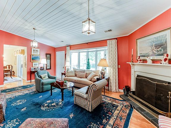 3rd image of 206 Saint Paul Dr