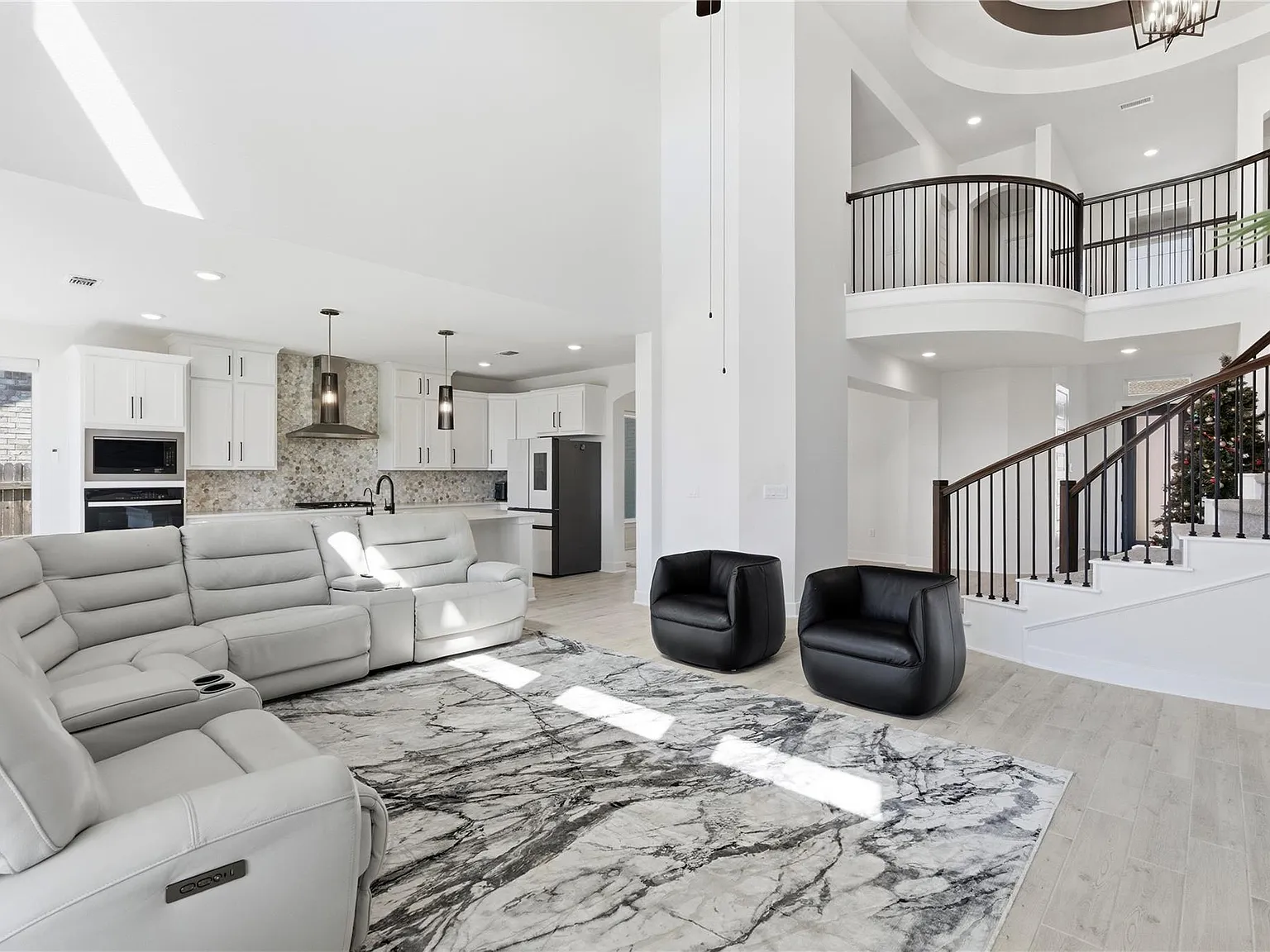4 bed, 3.5 bath, 3502 sqft, $3,495 — Photo 3