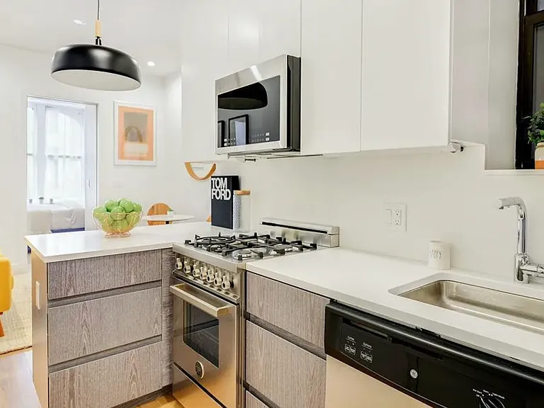 223 W 10th St #B — Photo 2