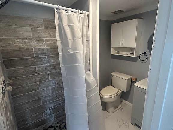 4th image of 1809 Worth St