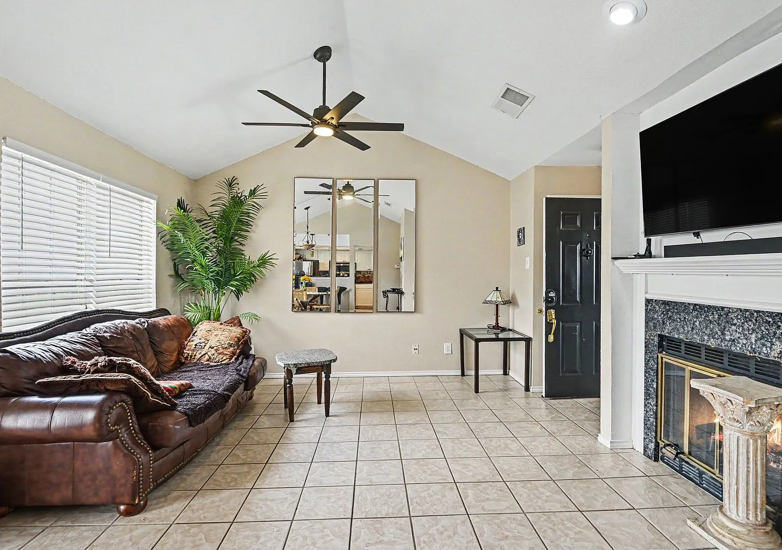 Welcome to 248 Jefferson Pkwy, Fort Worth, TX 76107, a charming 1-bedroom, 1-bathroom condo ideal... — Photo 4