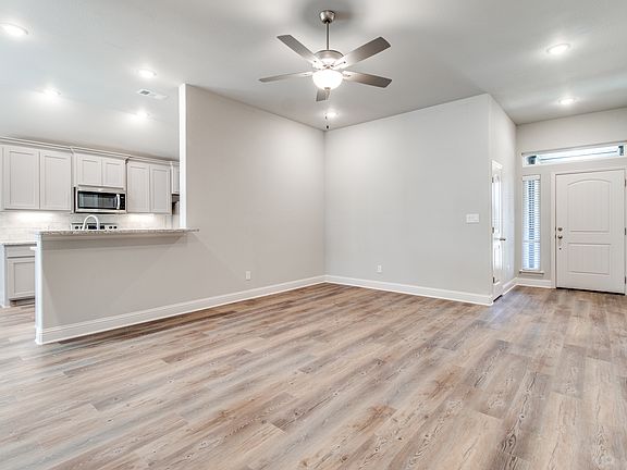 3rd image of 2811 Orchid Dr