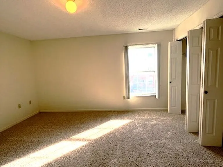 Ashley Square Apartments — Photo 30