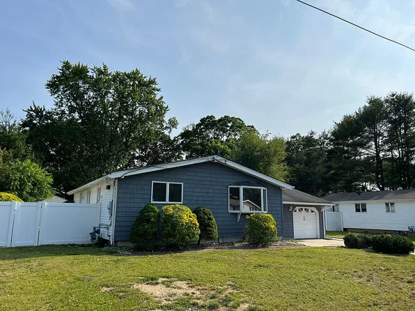 16 Sharon Ln, Deer Park, NY 11729