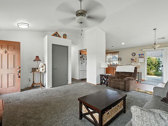 5th image of 560 Wisteria St