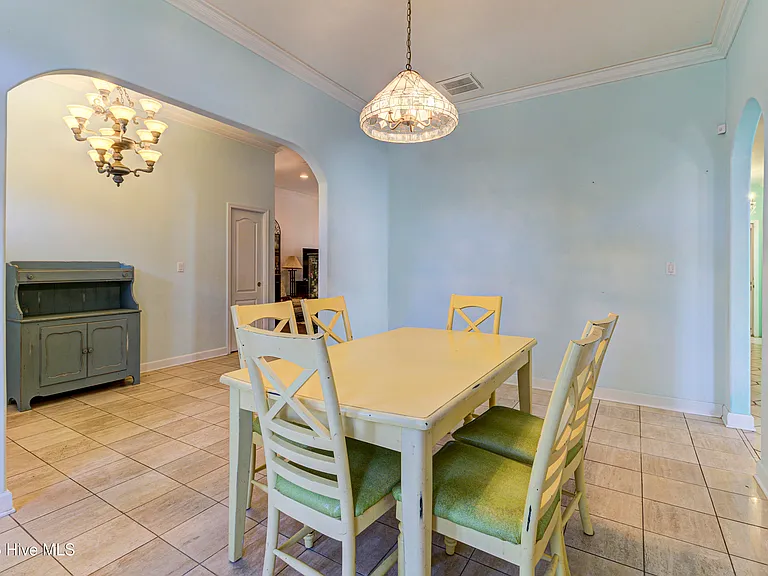 613 Clarendon Ave — Photo 10