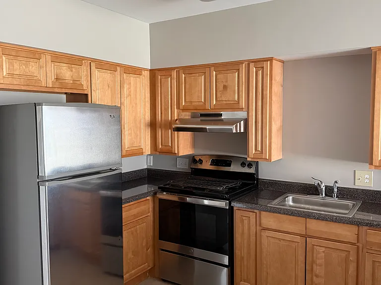 863 W Fayette St — Photo 2