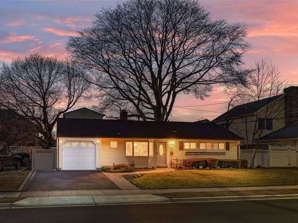 27 Southwood Circle, Syosset, NY 11791