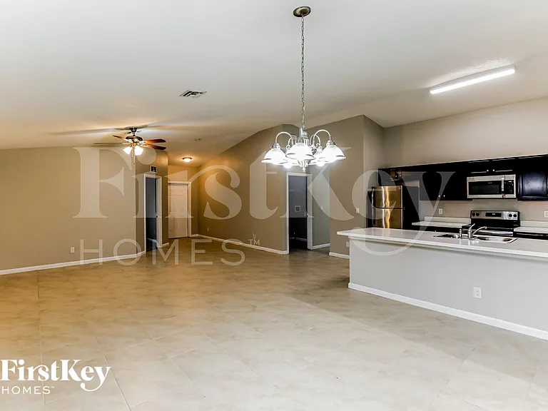 931 SE Thornhill Dr — Photo 4