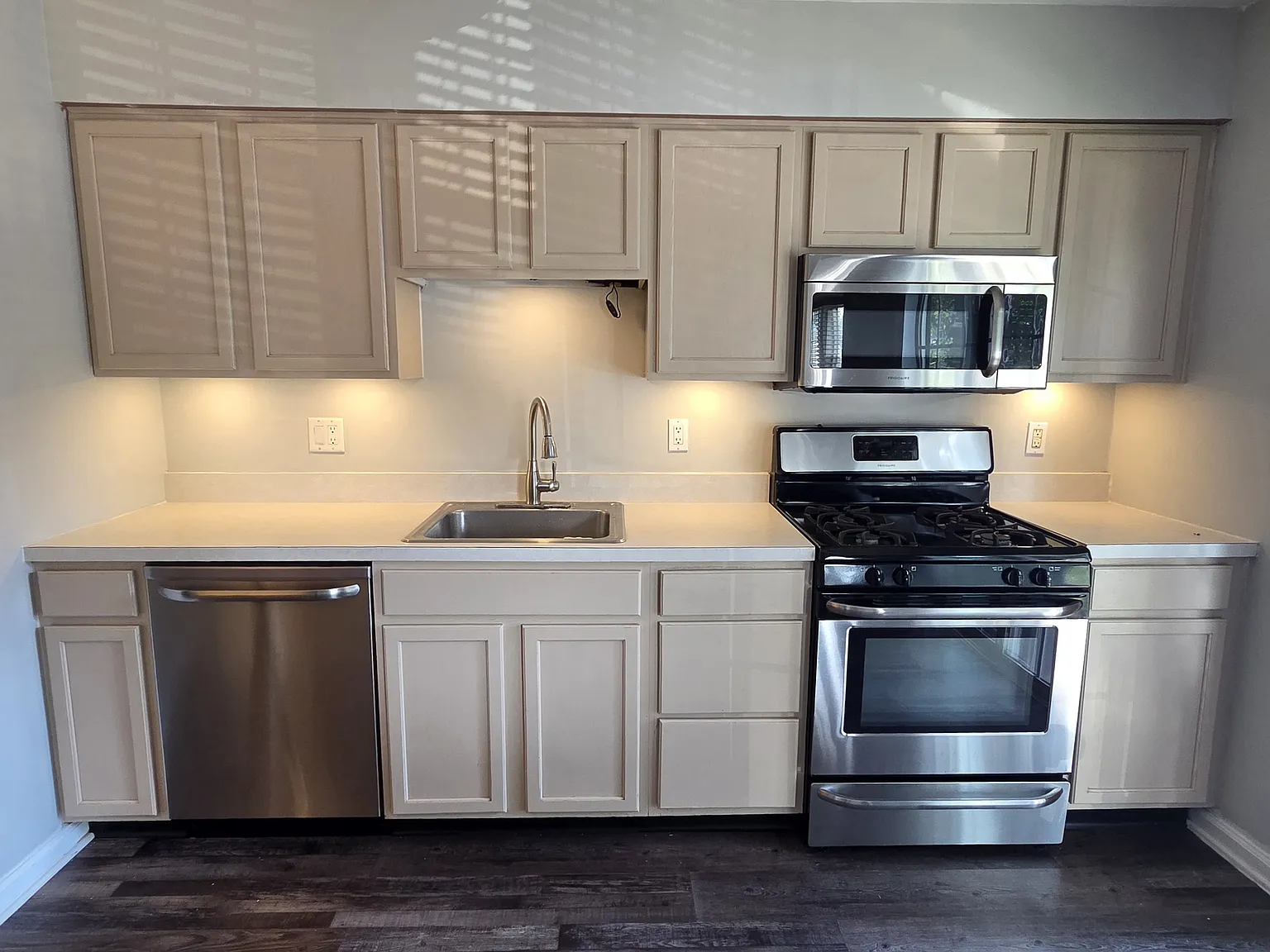 3 bed, 2.5 bath, 1678 sqft, $3,000 — Photo 3