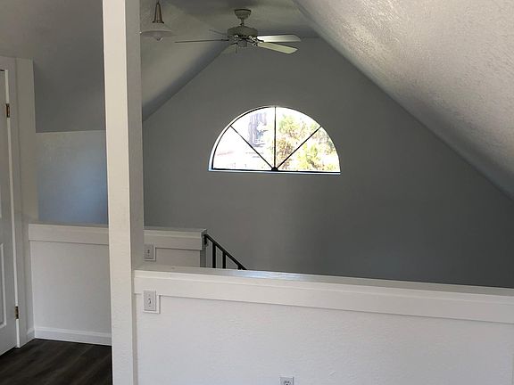 4th image of 806 Winslow St