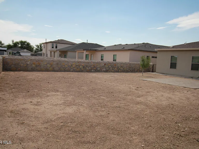 620 Adrian Arellano St W — Photo 95