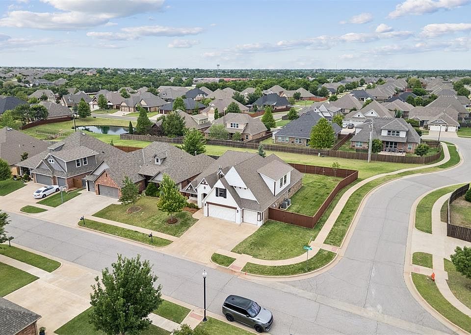 1st image of 901 NW 184th Ct