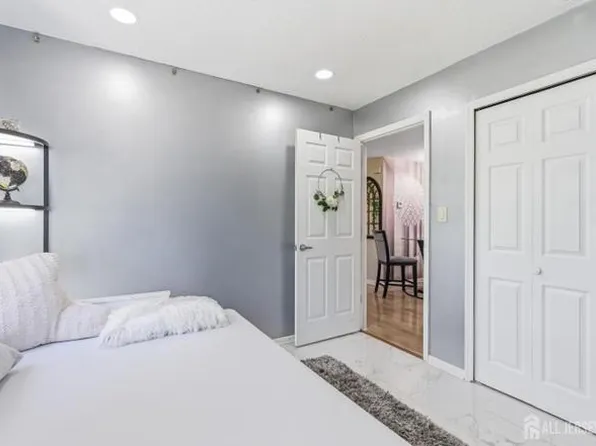 23 Prestwick Way, Edison, NJ 08820